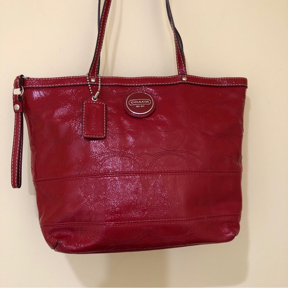 COACH Red Patent Leather Signature Stitch Shoulder Bag Tote + Wristlet Strap EUC - Picture 8 of 16